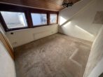 DG 1 Schlafzimmer zur Strasse - **Renovierungsbedürftiges 1-2 Familienhaus**GARTEN# Garage...